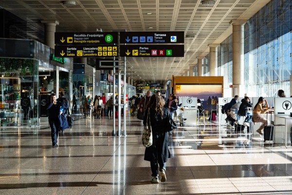 Vrouw wandelt in gate van luchthaven