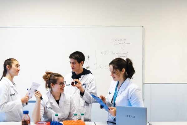Groep studenten in labo