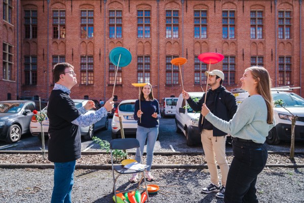 Tijdens de onthaaldagen krijgen enkele studenten een workshop circustechnieken van cliënten uit Viro VZW.