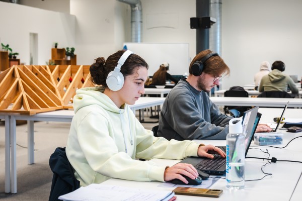 Studenten van Howest, werkend op een laptop