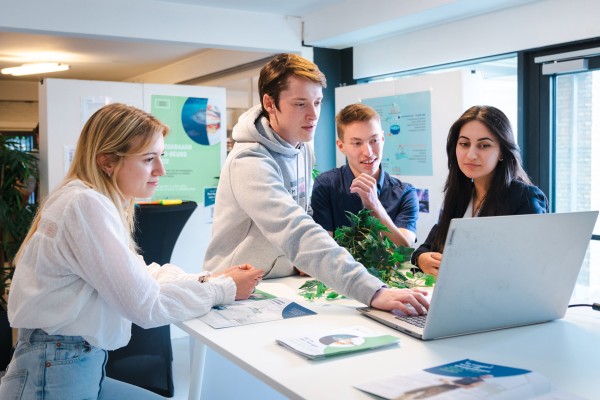 Bedrijfsmanagement studenten aan het werk