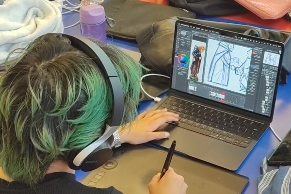 Student Devine aan het werk op laptop