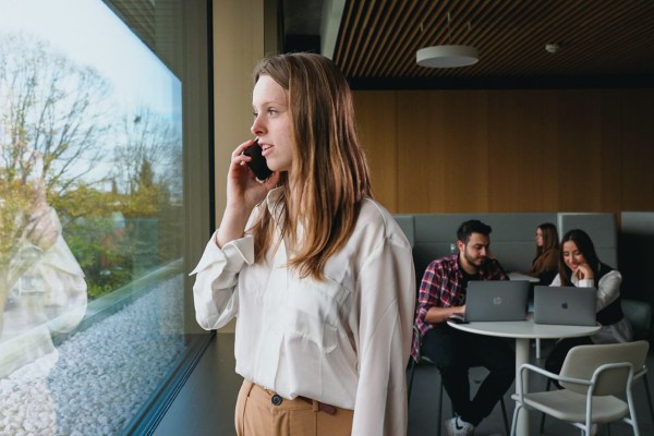 Studente aan het telefoneren