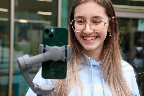 Studente maakt selfie met smartphone