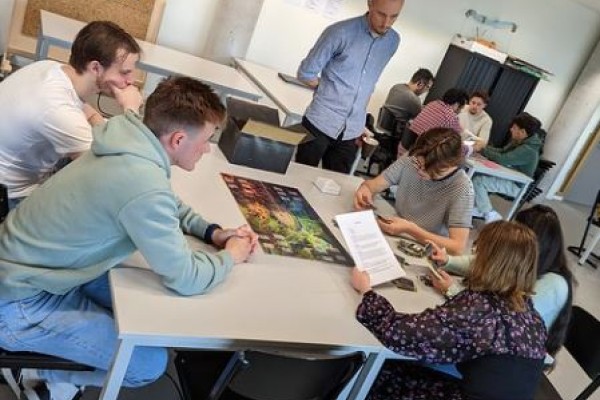 studenten ontwikkelen een stadsspel tijdens creativiteit en innovatie