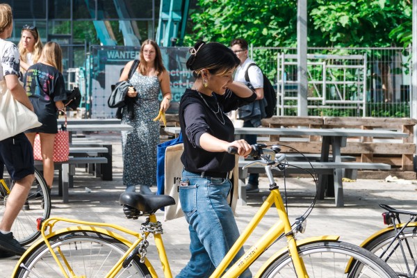 Studenten komen met de fiets aan Brugge