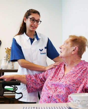 Verpleegkundige verzorgt bejaarde