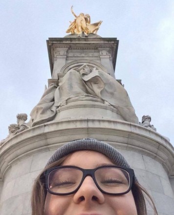 Student Toerisme en Recreatiemanagement aan monument