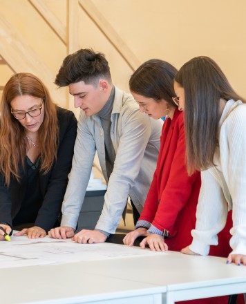 Studenten Howest Toegepaste Architectuur krijgen ondersteuning in een ateliersessie