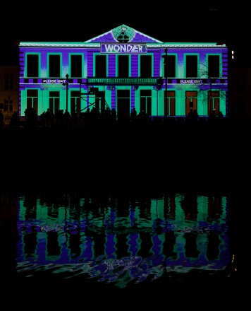 Projection mapping Devine