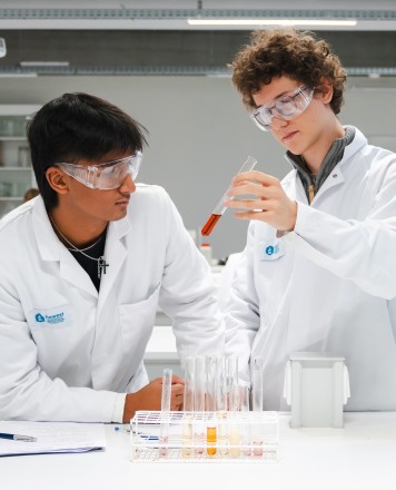 Foto studenten in het labo