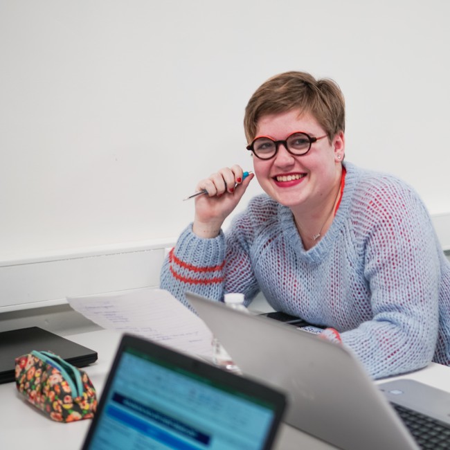 Studente werkt aan computer