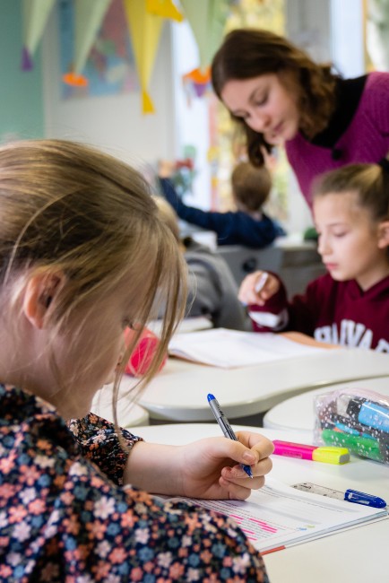 Leerling en leerkracht in de klas
