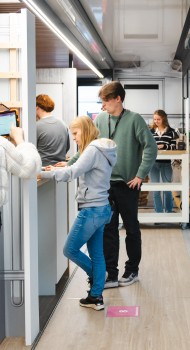 Odoo Lab Truck bezoekt Howest: studenten leren in een unieke setting met ERP werken