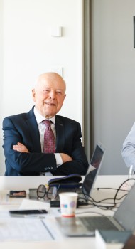 Pol Descamps (90) geëerd voor jarenlange inzet bij Howest